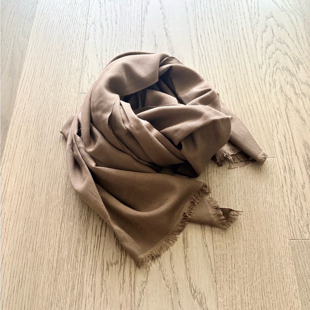 V. FRAAS Taupe Scarf